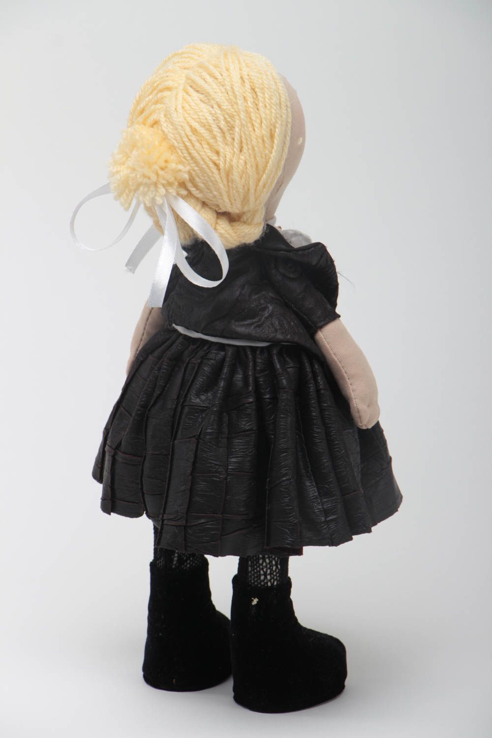 Designer Puppe aus Stoff mit weißen Haaren nicht groß handgemacht in Schwarz foto 4