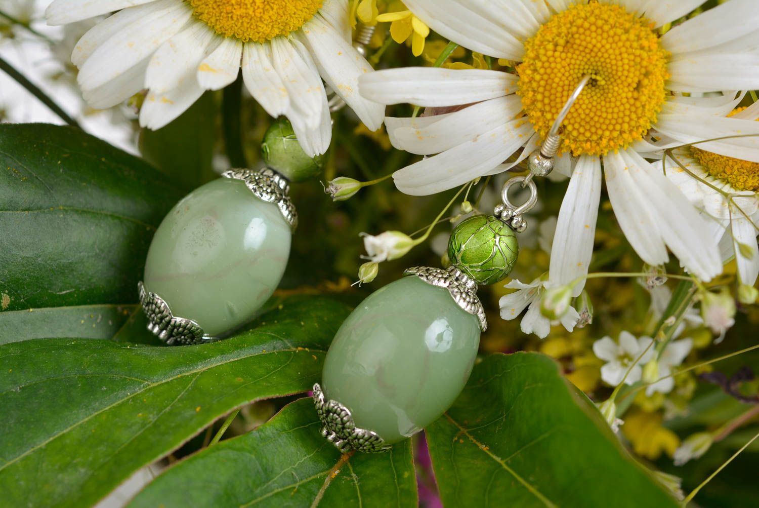 Boucles d'oreilles en perles céramiques vertes faites main pendantes design photo 2