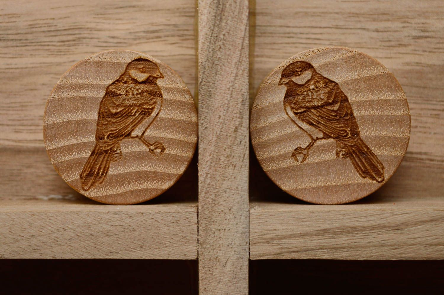 Handmade Plugs aus Holz mit Gravierung Vögel foto 1