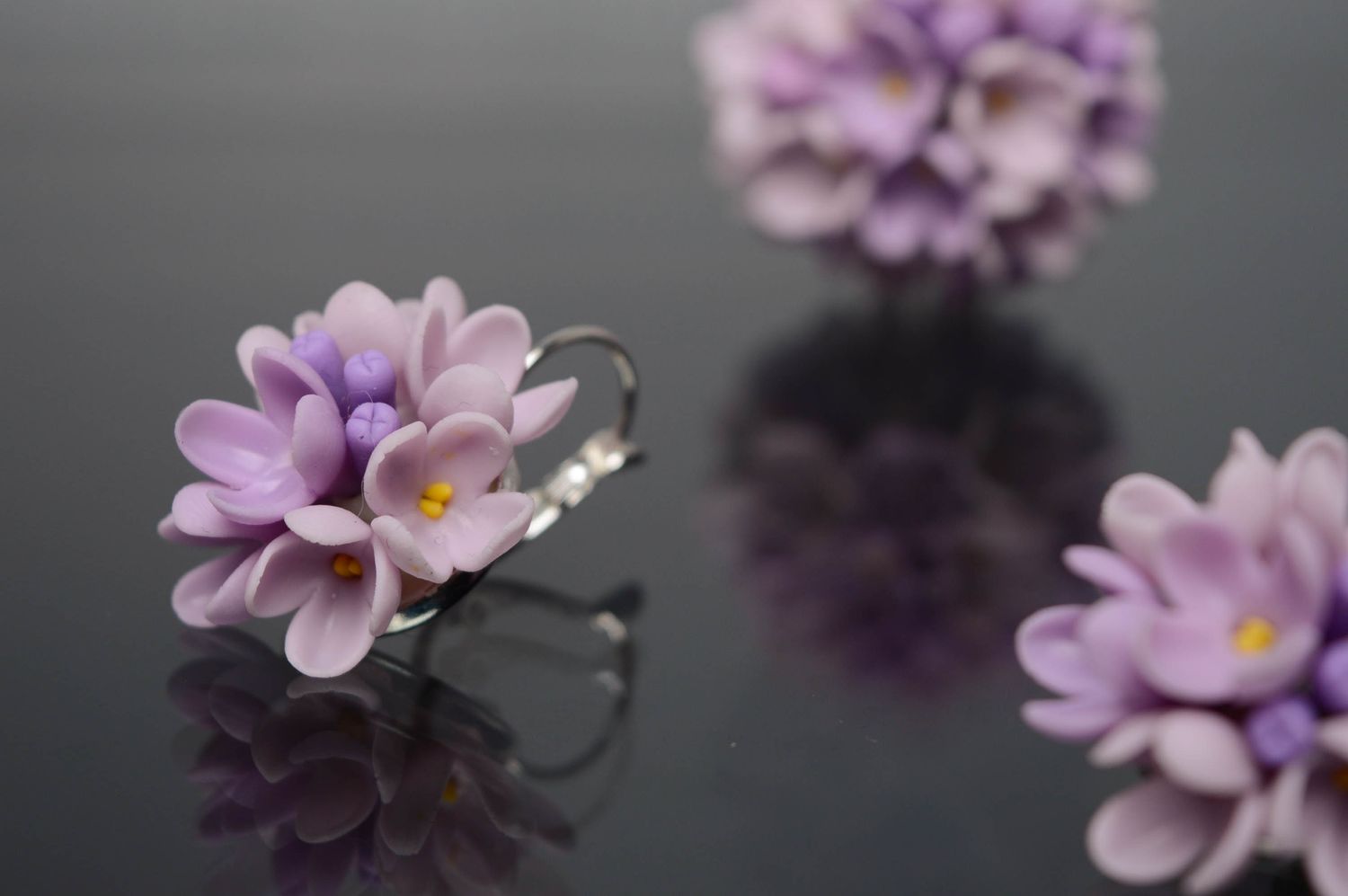Boucles d'oreilles pendantes en porcelaine froide design avec fleur lilas photo 1