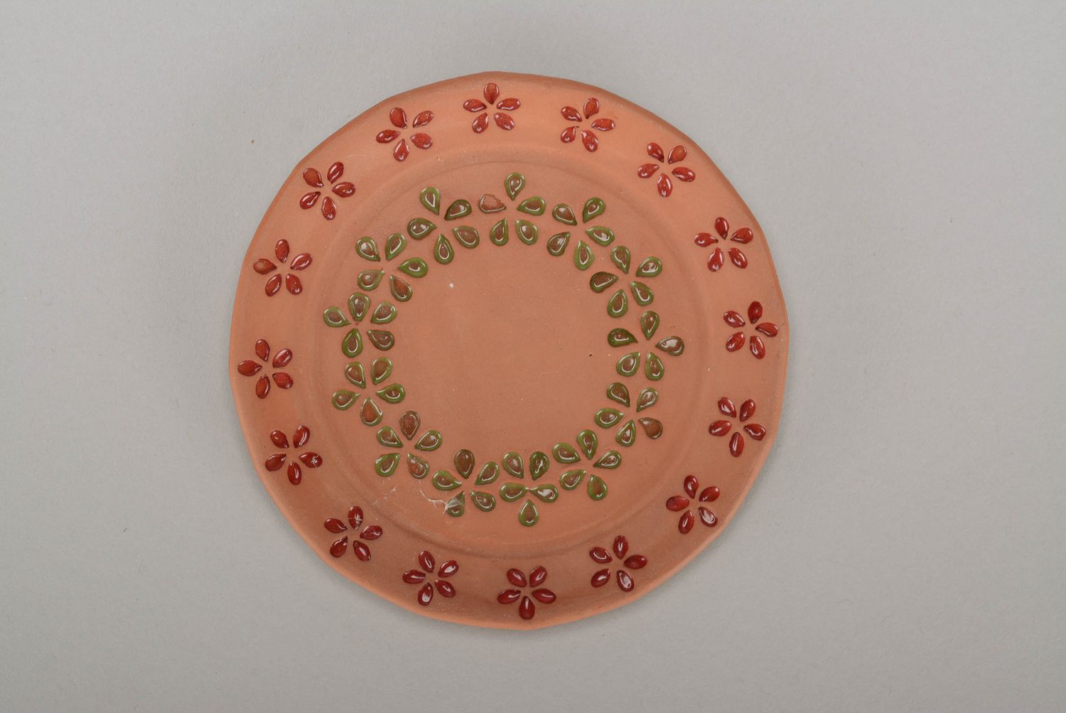 Декоративная тарелочка с красными и зелеными цветочками фото 3
