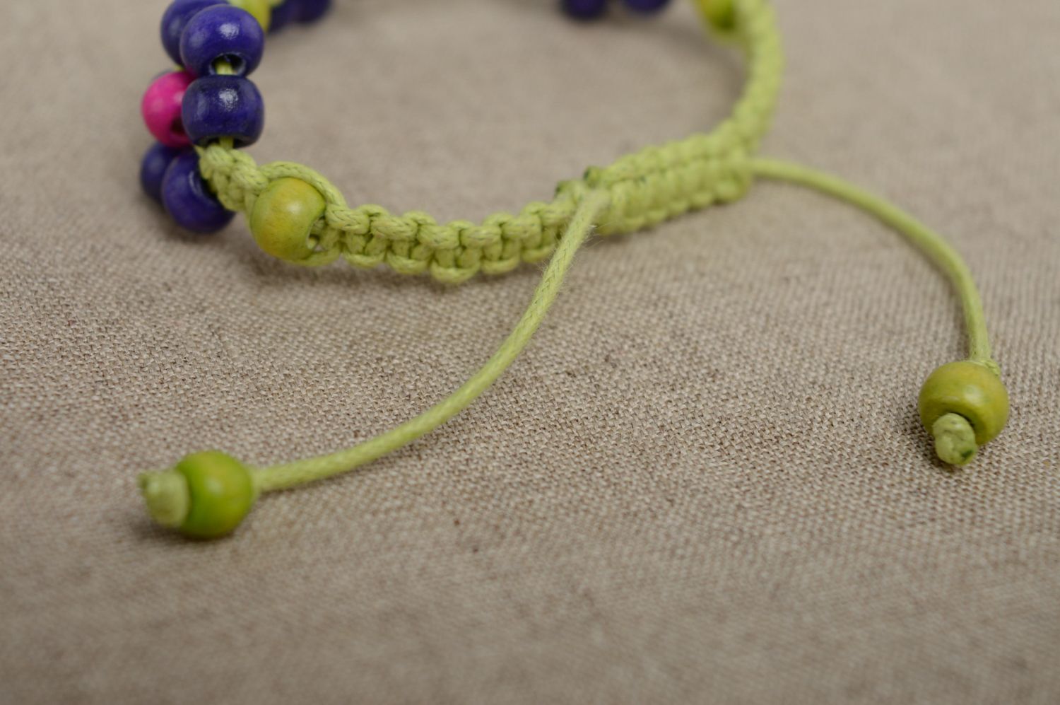 Bracelet en macramé de lacet ciré et perles de bois multicolore fait main femme photo 4