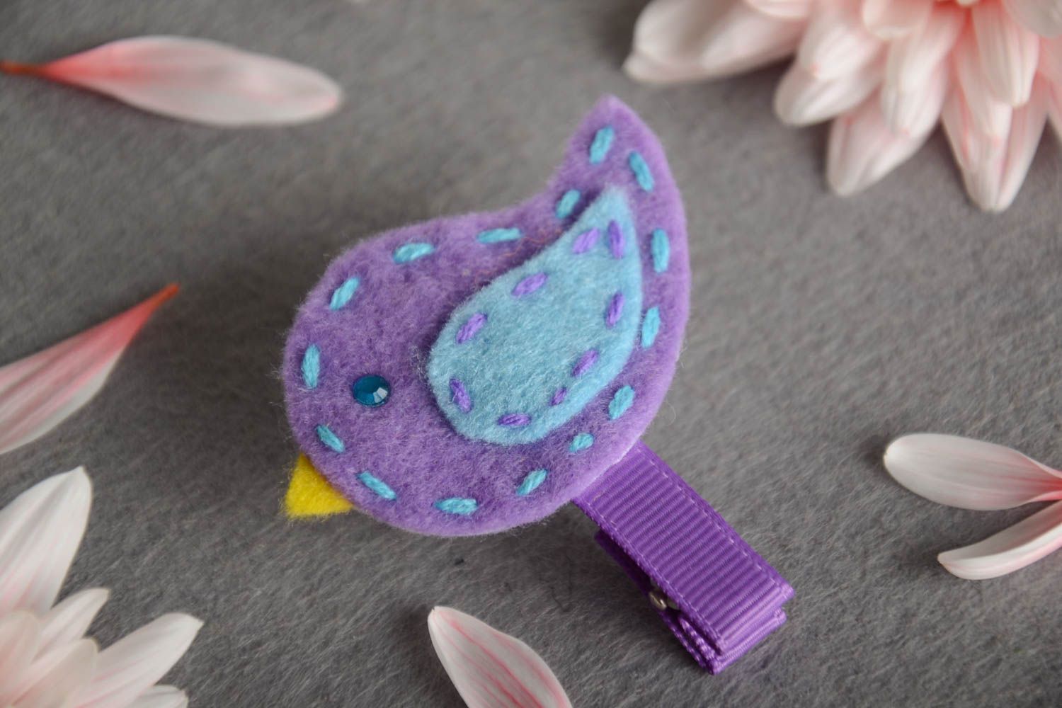 Детская фиолетовая заколочка из флиса и репсовой ленты в виде птички хенд мейд фото 1