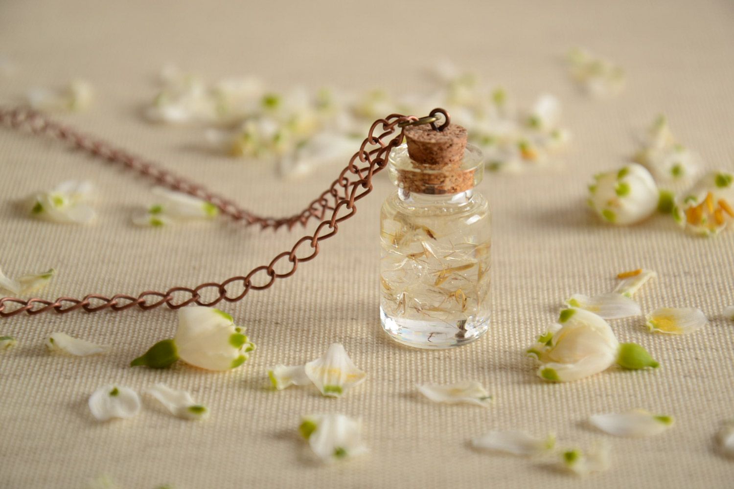 Handmade Anhänger Flasche mit Epoxidharz und echter Blume transparent Löwenzahn foto 1