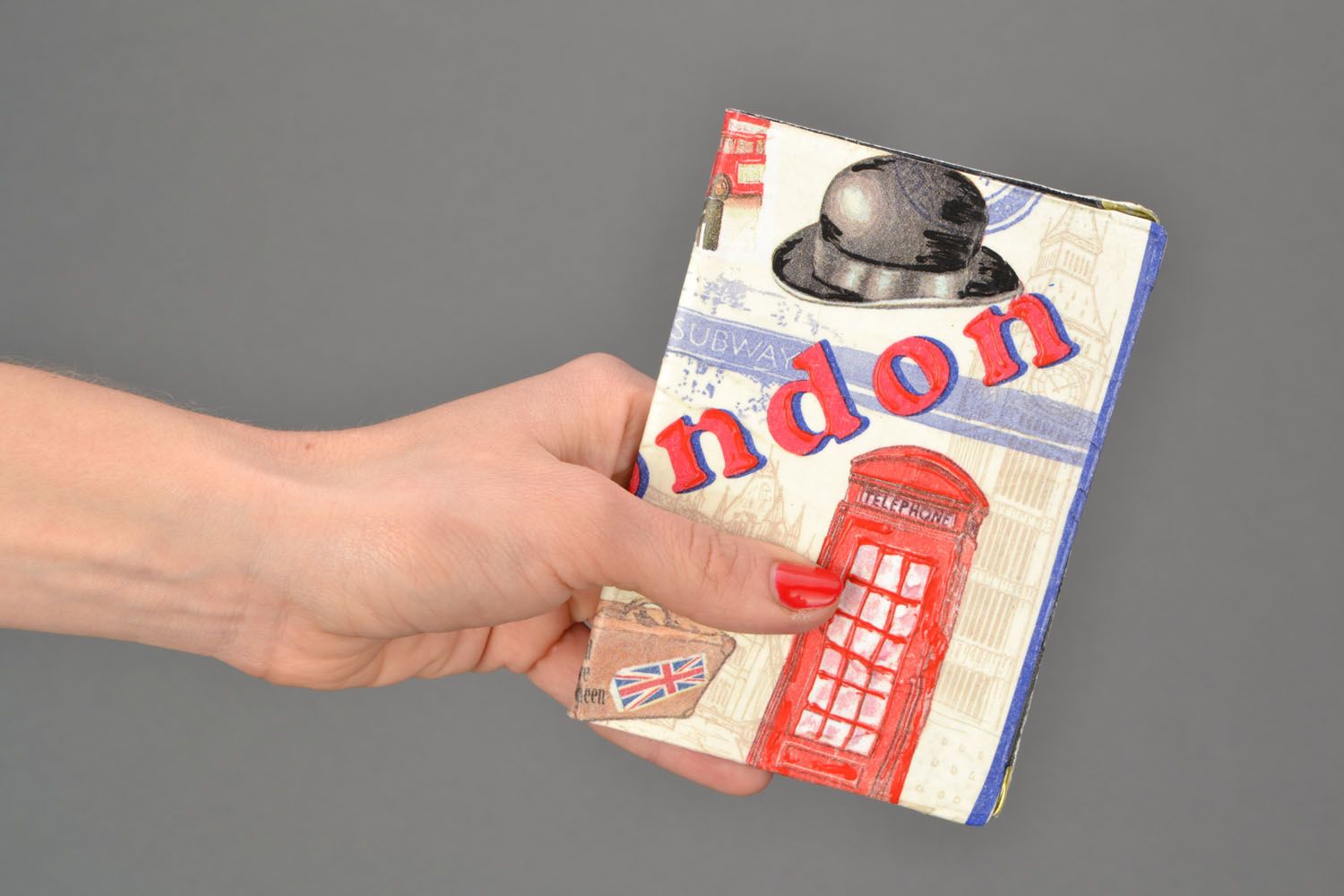 Capa para passaporte artesanal em técnica decoupage Londres foto 2