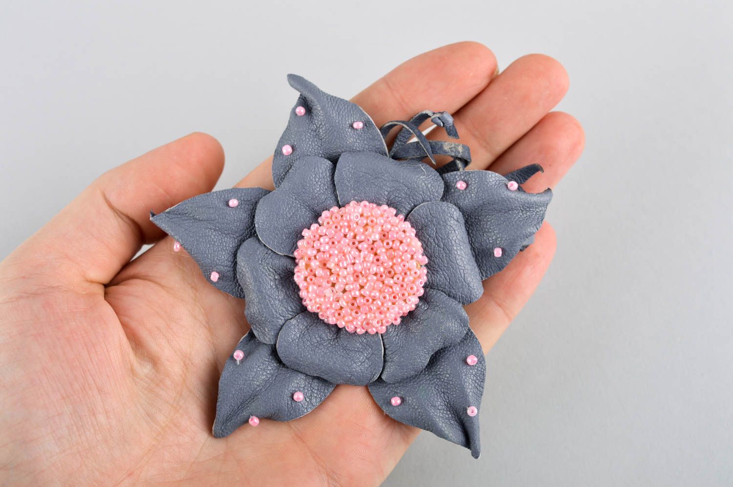 Broche fleur Bijou fantaisie fait main Accessoire en cuir pour femme gris photo 5