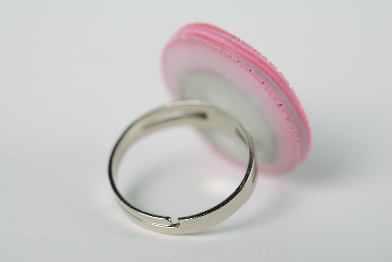 Кольцо из полимерной глины ручной работы круглое розовое рваный край красивое фото 3