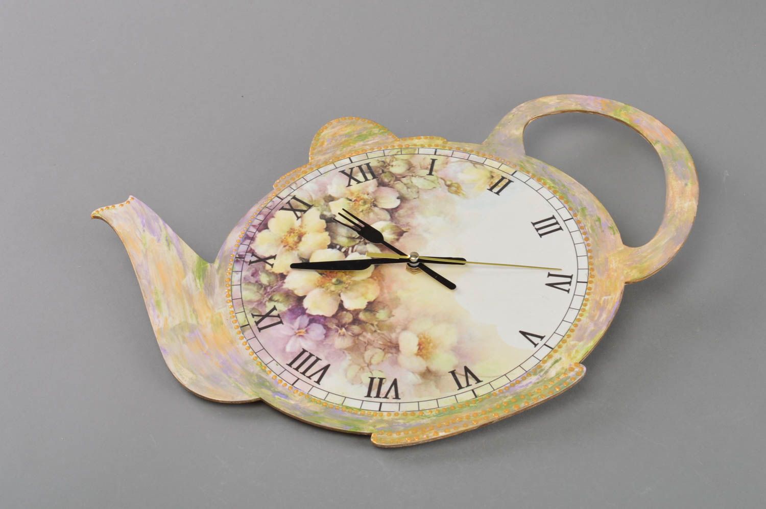 Horloge murale théière de contreplaqué en serviettage faite main motif floral photo 1