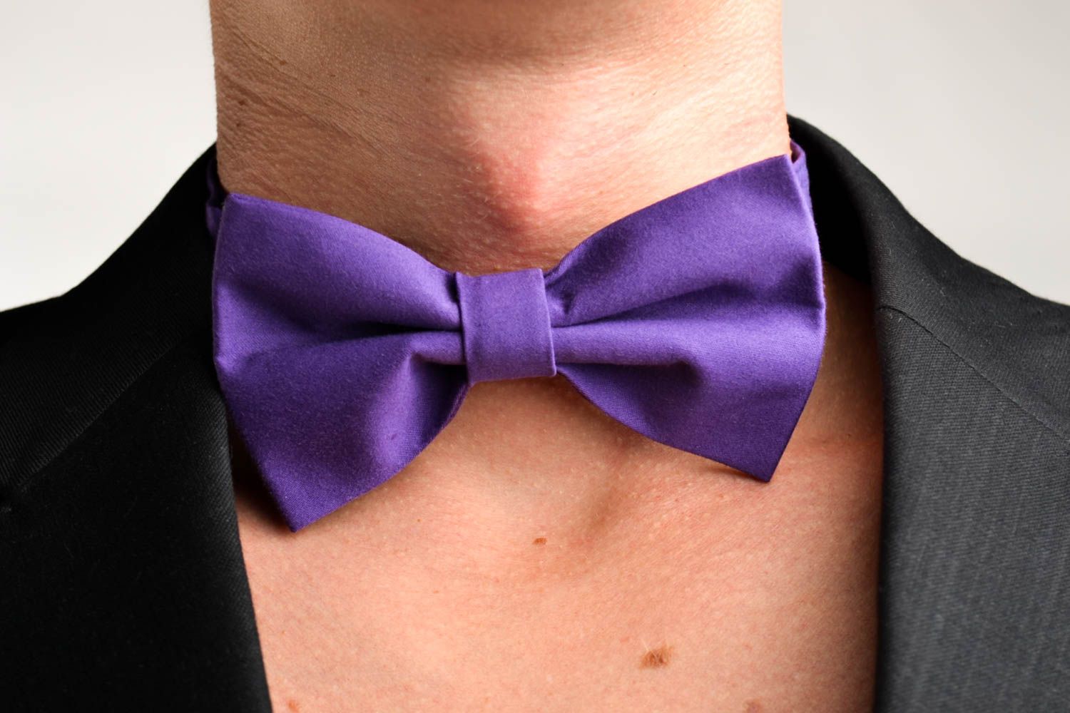 Corbata de lazo artesanal pajarita moderna de tela lila accesorio unisex foto 1