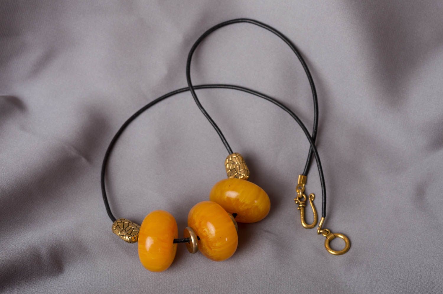 Joli collier en pierres naturelles sur lacet en cuir fait main ambre et laiton photo 1