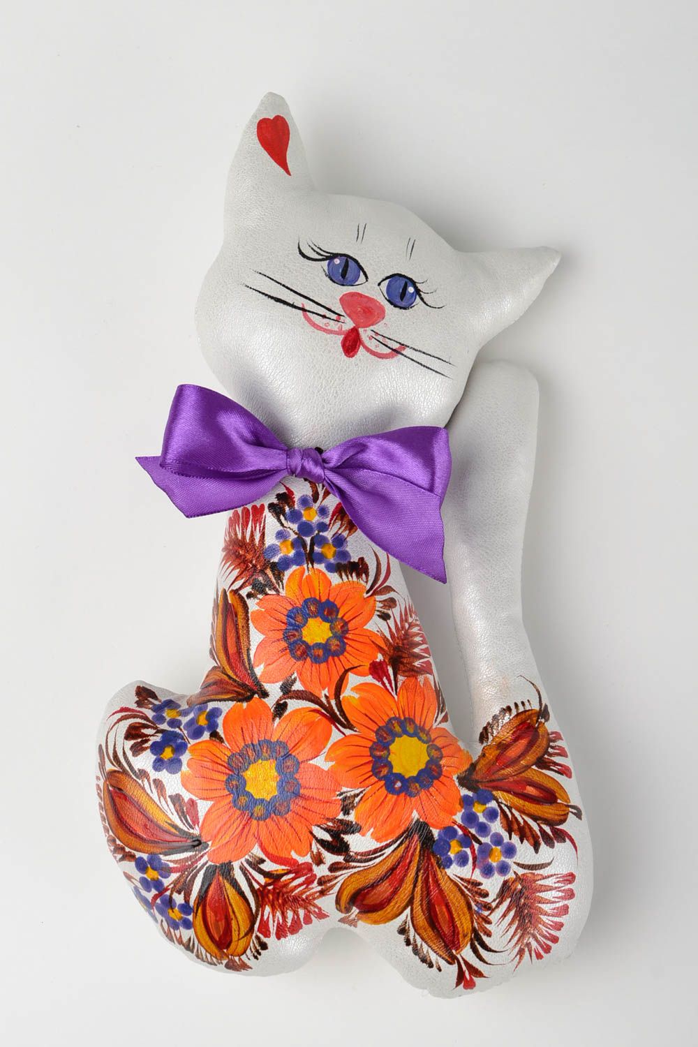 Игрушка кошка тряпичная игрушка ручной работы подарок для ребенка белая фото 1