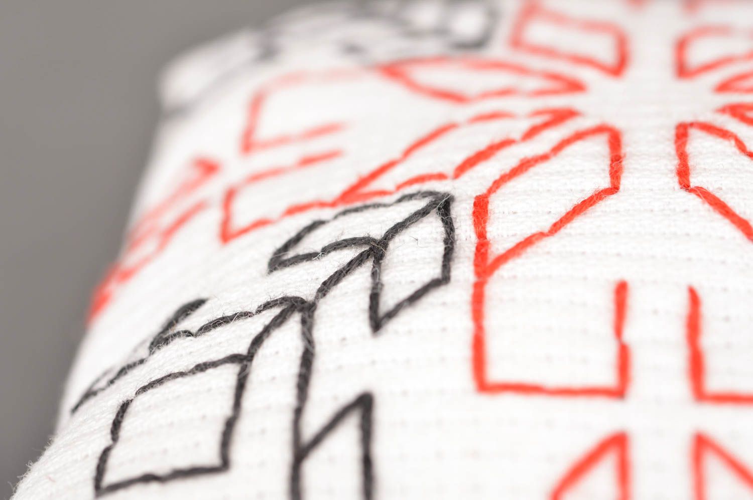 Alfiletero de tela original con forma de almohada bordado hecho a mano estiloso foto 4