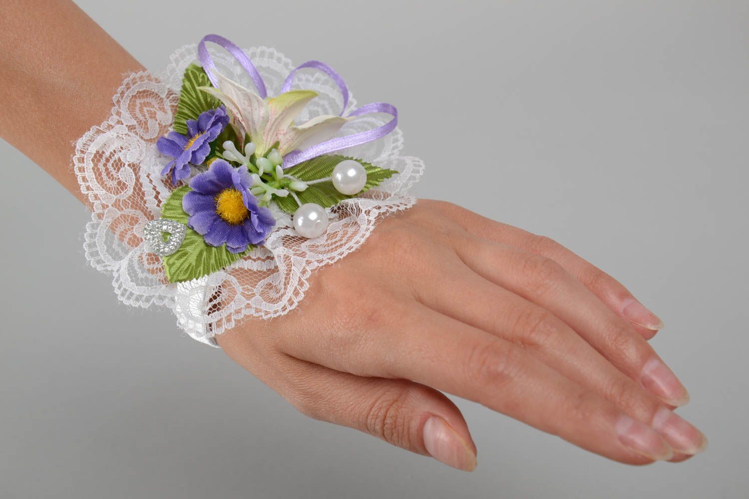 Hochzeit Boutonniere mit Blumen aus Atlasband handmade mit Spitze originell foto 2