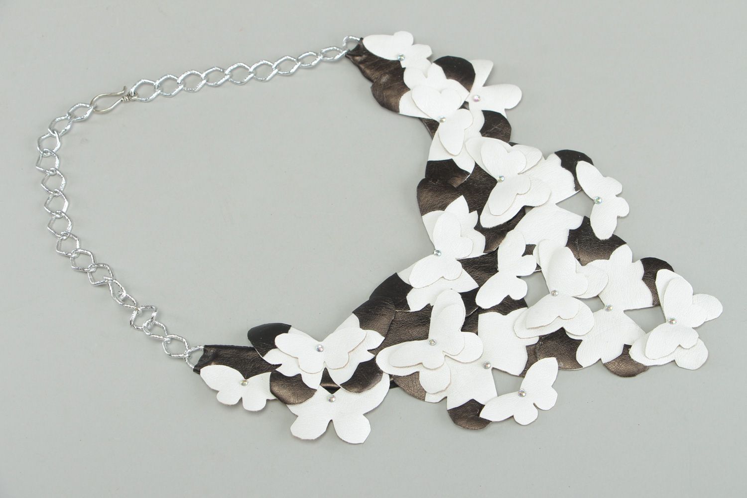 Ожерелье из кожзама черно-белое с бабочками на цепочке женское ручной работы фото 1