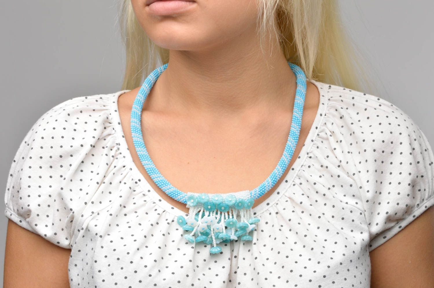 Collana di perline fatta a mano bigiotteria da donna in colore azzurro tenero foto 3