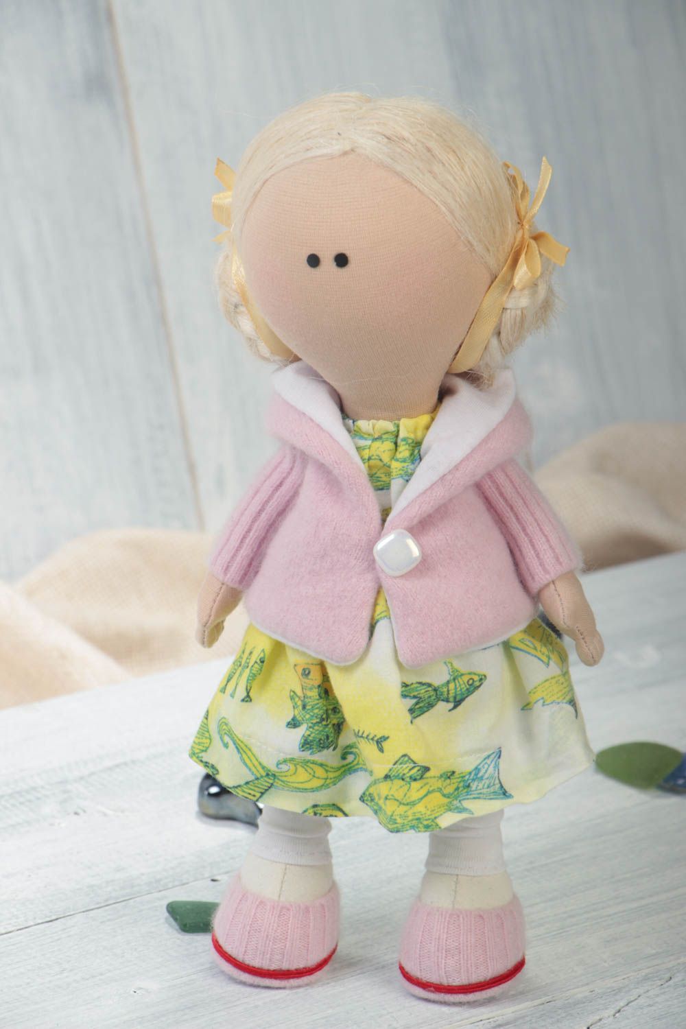Muñeca de peluche hecha a mano juguete para niñas elemento decorativo foto 1