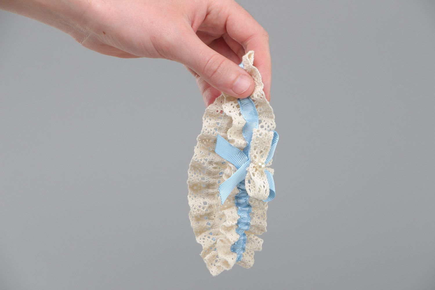 Jarretière de la mariée ivoire-bleu en dentelle avec perle faite main design photo 5