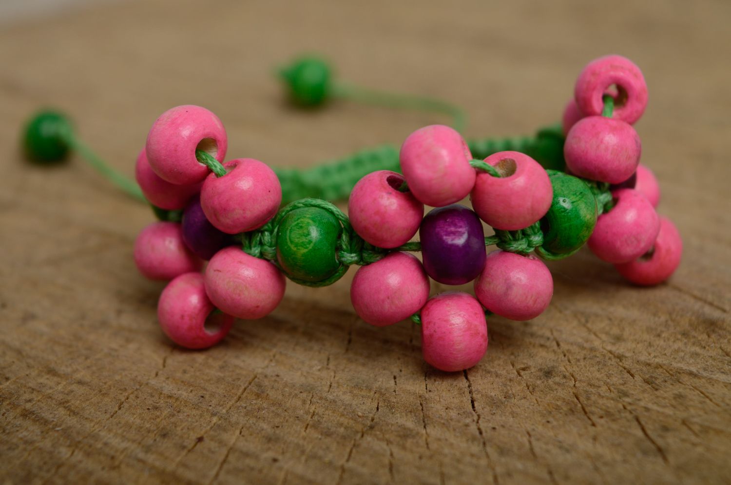Bracelet tressé en macramé rose avec perles de bois fait main pour femme photo 1