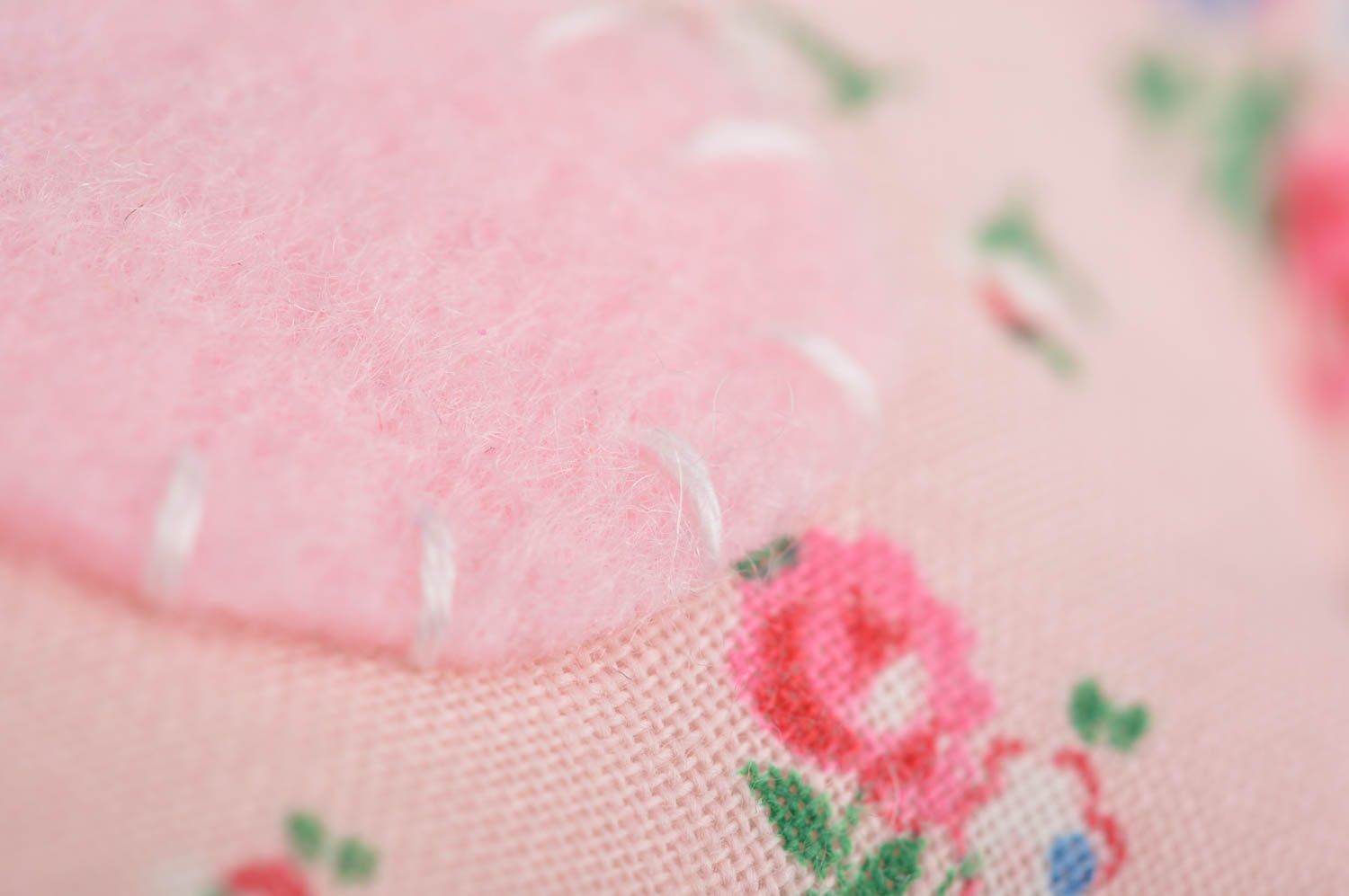 Juguete de peluche hecho a mano de algodón y fieltro osito de color rosado foto 4