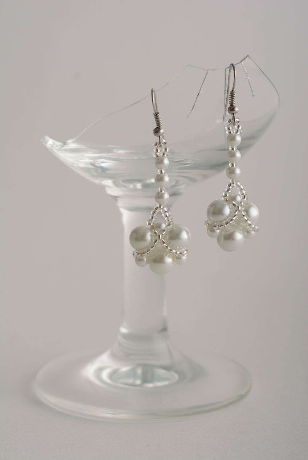Boucles d'oreilles en perles de rocaille blanches photo 1