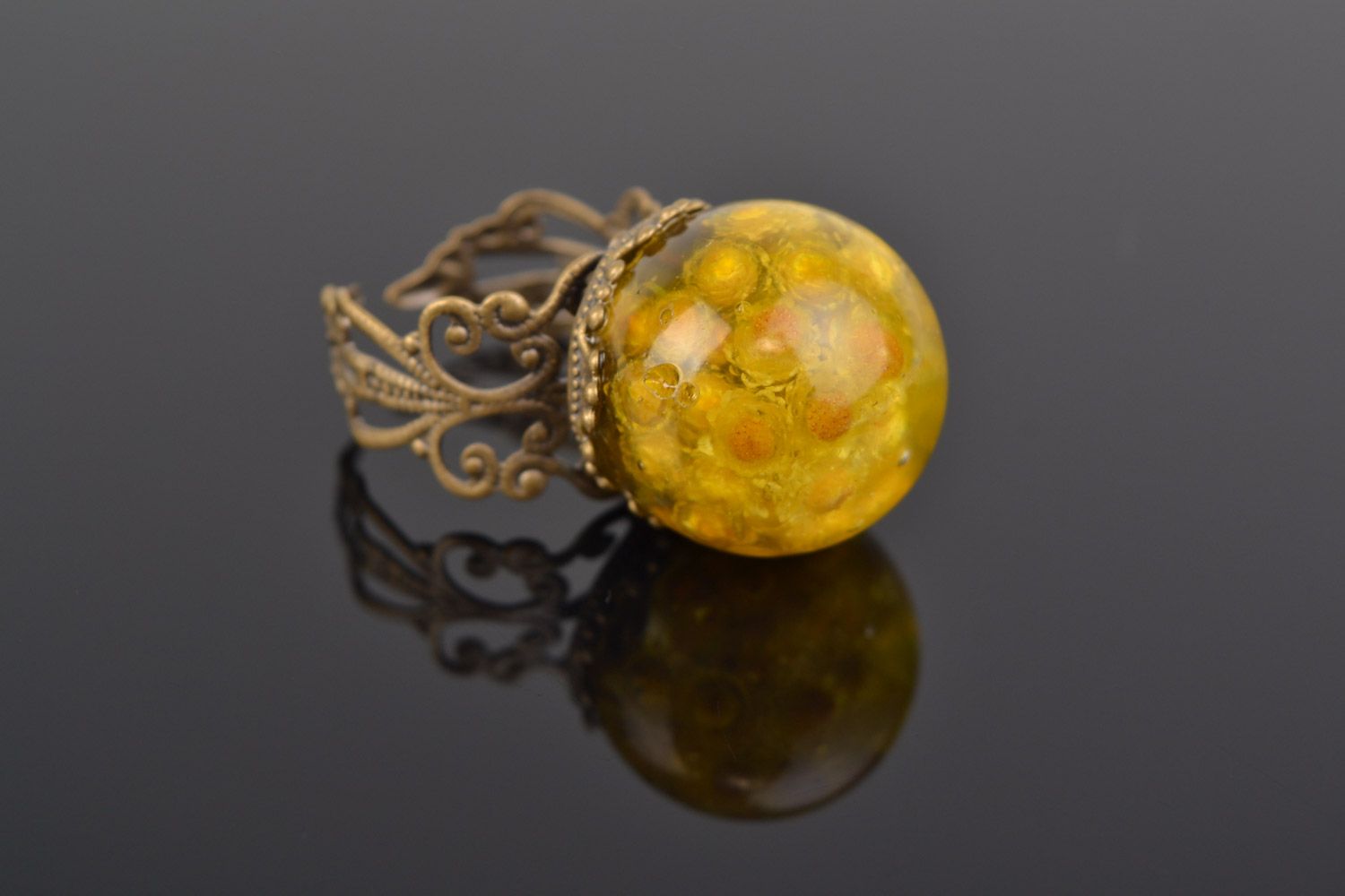 Кольцо с живым цветком бессмертника в эпоксидной смоле ручной работы желтое фото 5