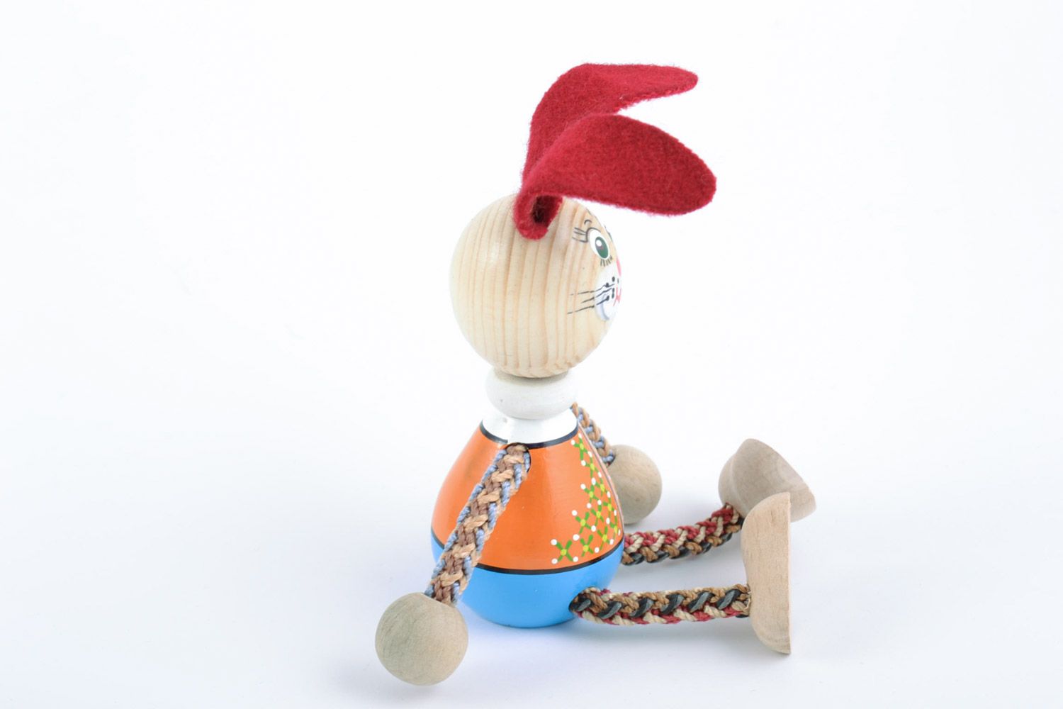 Деревянная игрушка в виде зайчика ручной работы расписанная эко красками фото 3