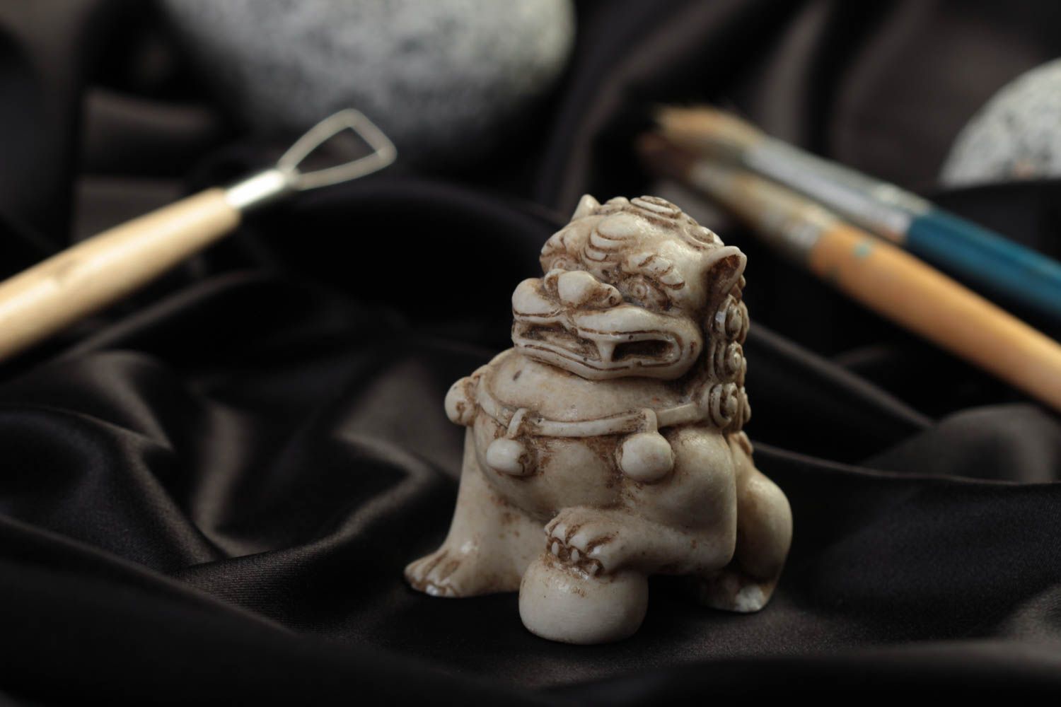 Авторская статуэтка из полимерной смолы сувенир ручной работы Карасиси Фо фото 1