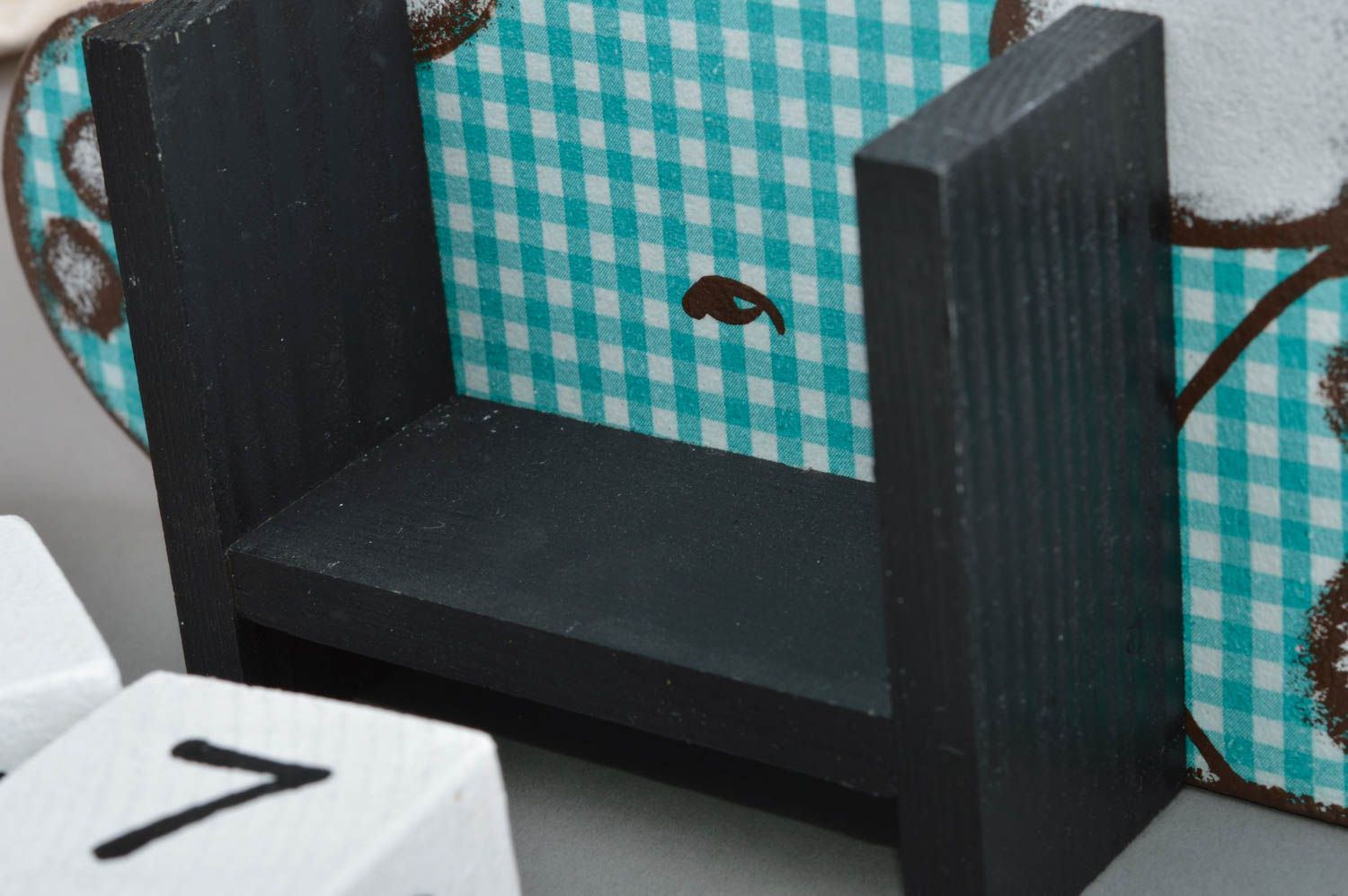 Calendrier perpétuel en bois fait main peint avec cubes Ours à carreaux photo 5