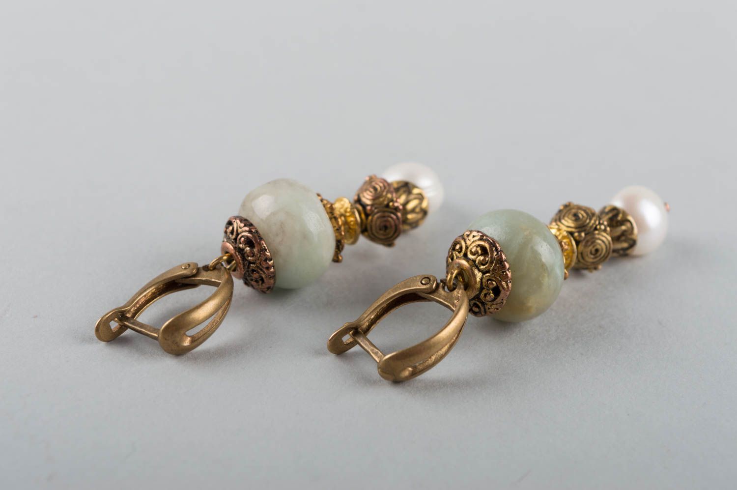 Handmade elegant latten dangling earrings with pearls and natural jadeite beads photo 4