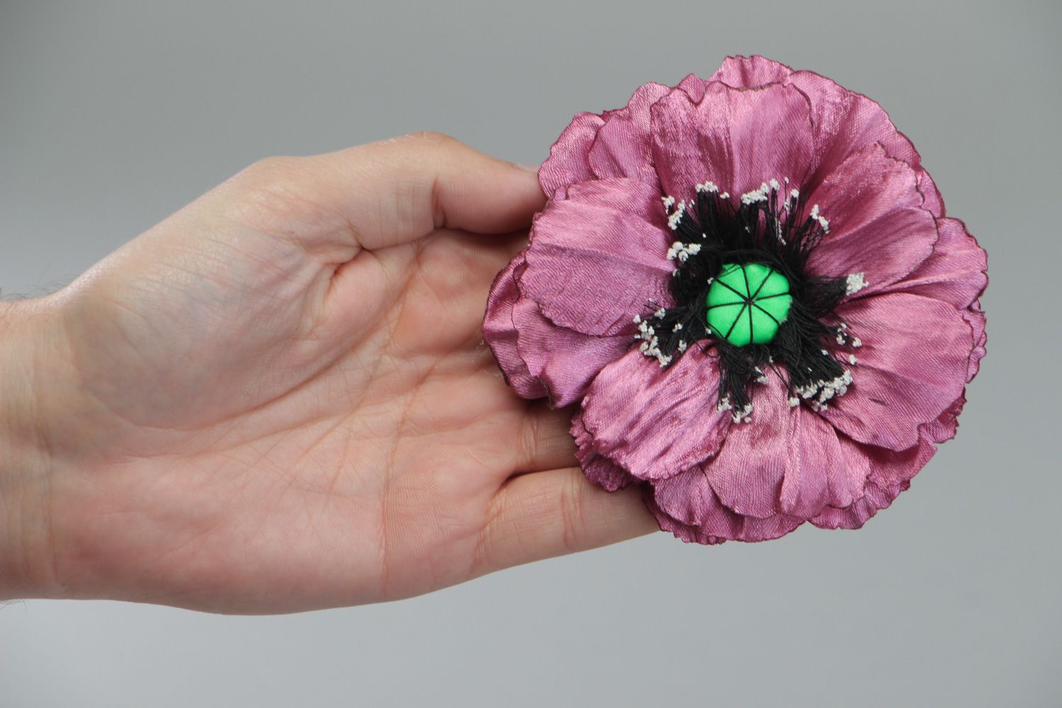Broche artesanal de raso con forma de amapola rosada  foto 4