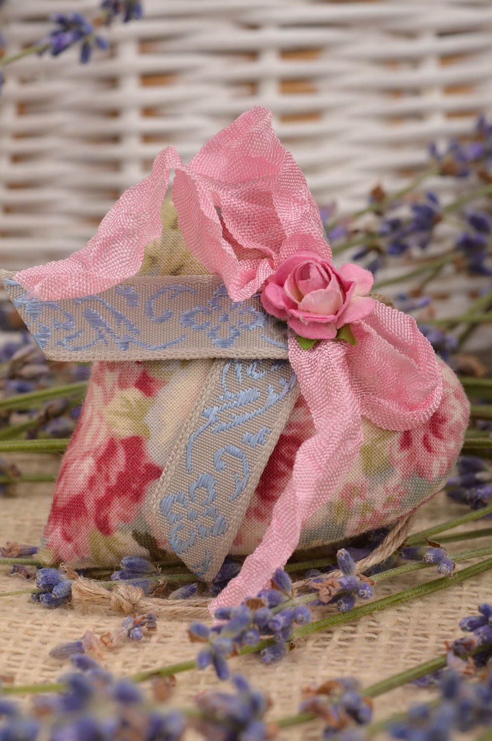 Colgante decorativo hecho a mano con forma de corazón con flores de color rosado foto 1