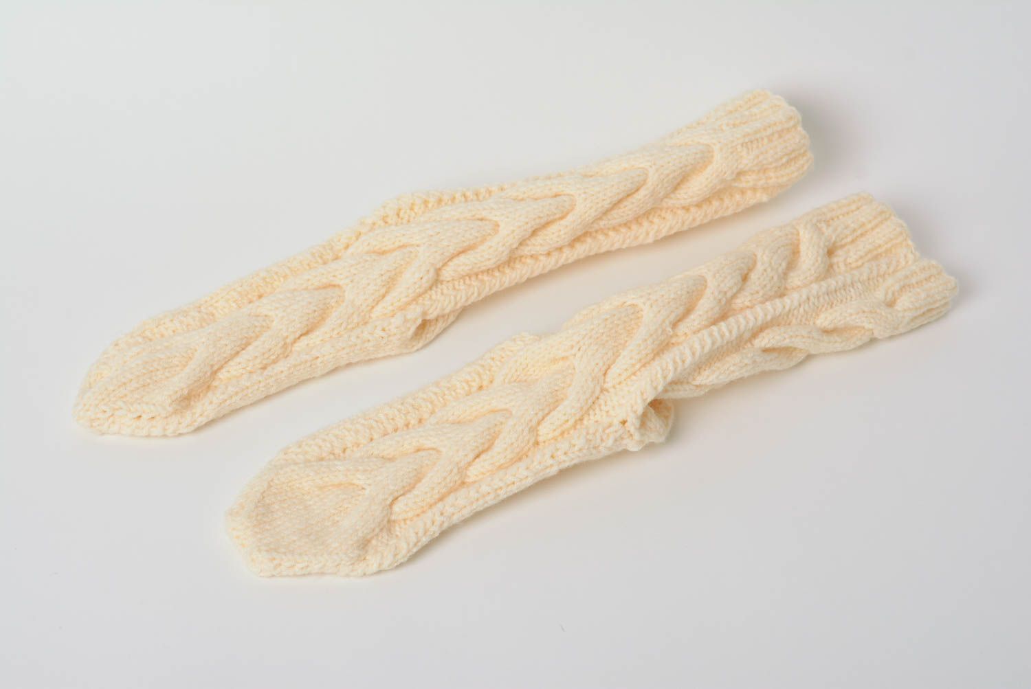 Chaussettes beiges à motif tricotées en laine avec des aiguilles faites main photo 1