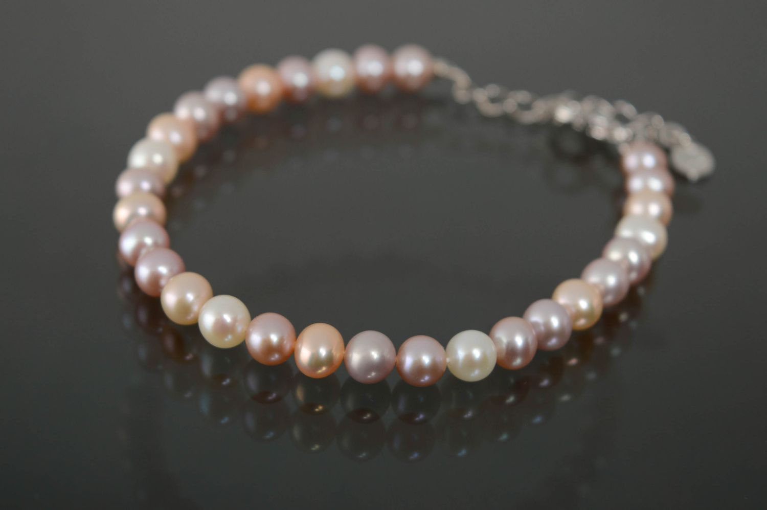 Festliches Armband aus hellen Perlen foto 1