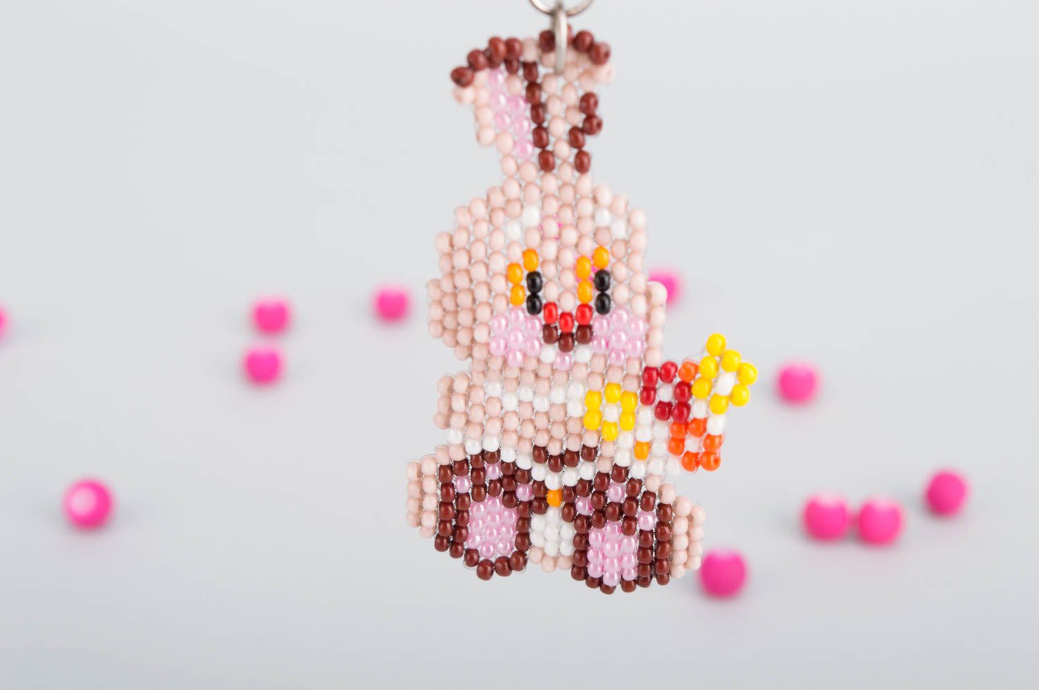 Porte-clés lapin rose fait main en perles de rocaille Accessoire design photo 1