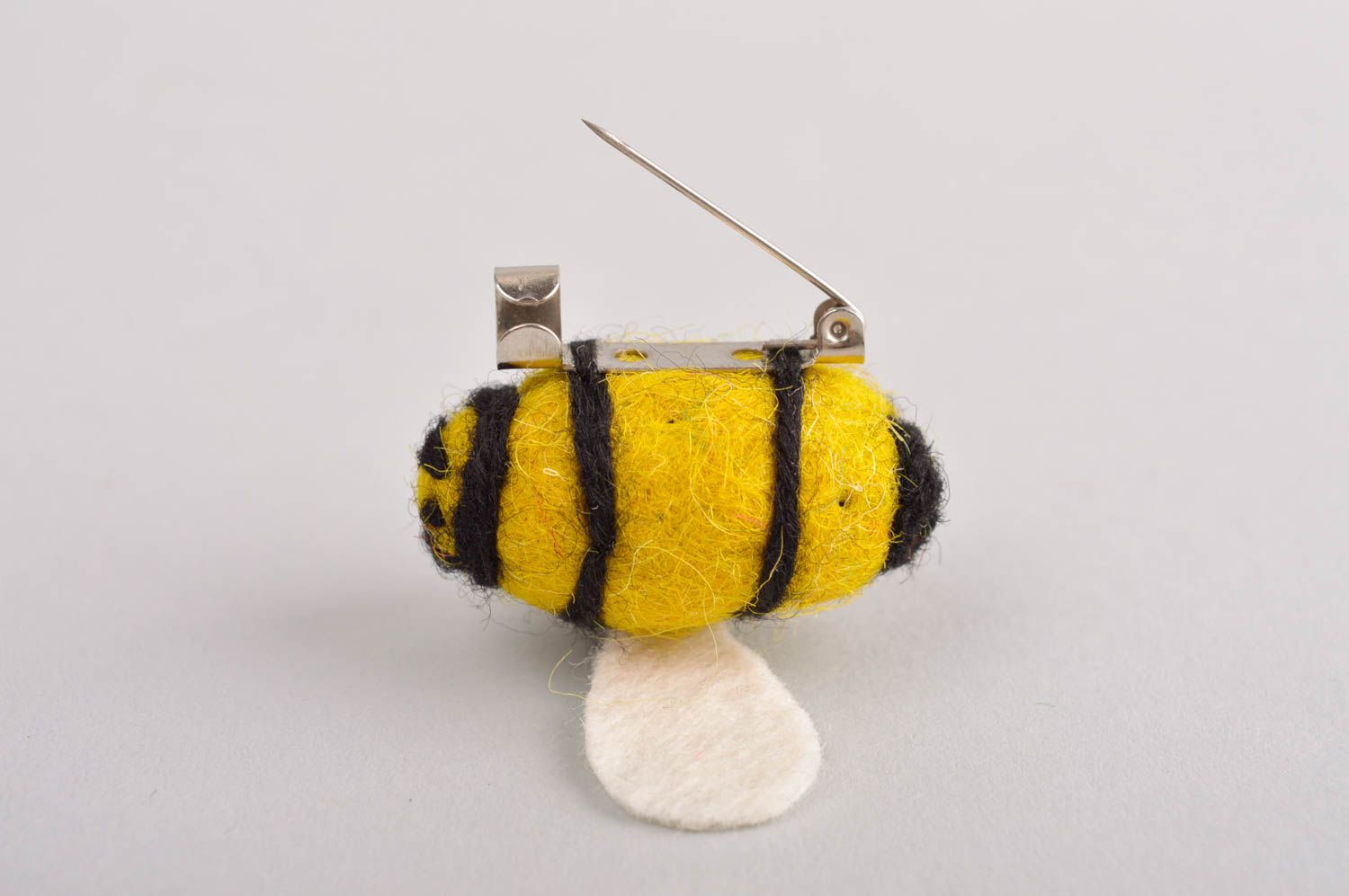 Брошь ручной работы авторское украшение шерстяная валяная брошь в виде пчелки фото 5