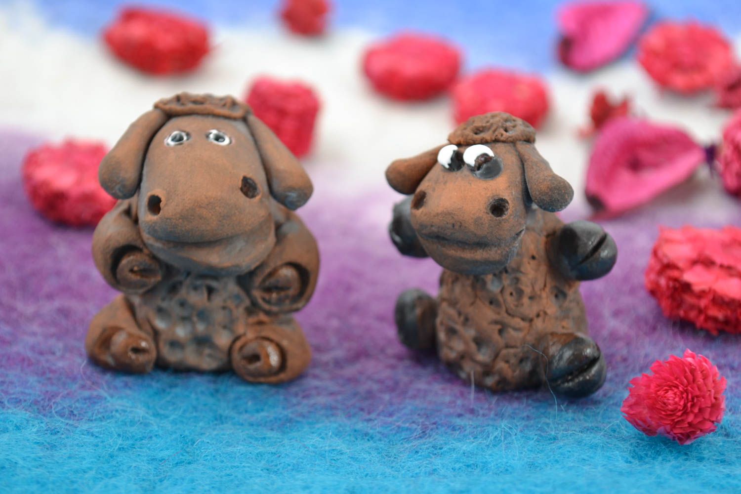 Statuine fatte a mano in ceramica set di due pecore divertenti piccole marroni foto 1