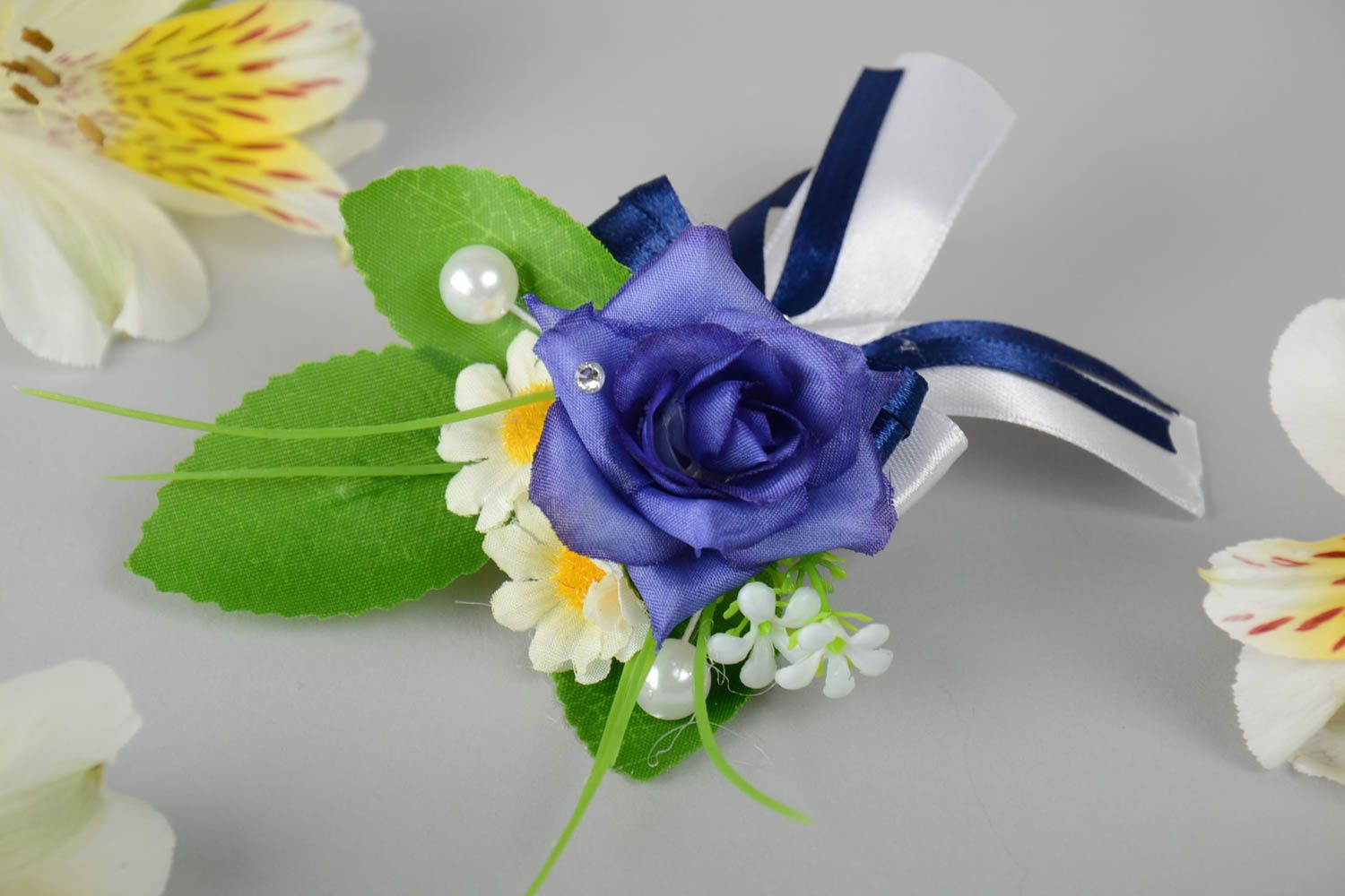 Boutonniere fatta a mano bracciale per testimone o sposo con fiore e fiocco foto 1