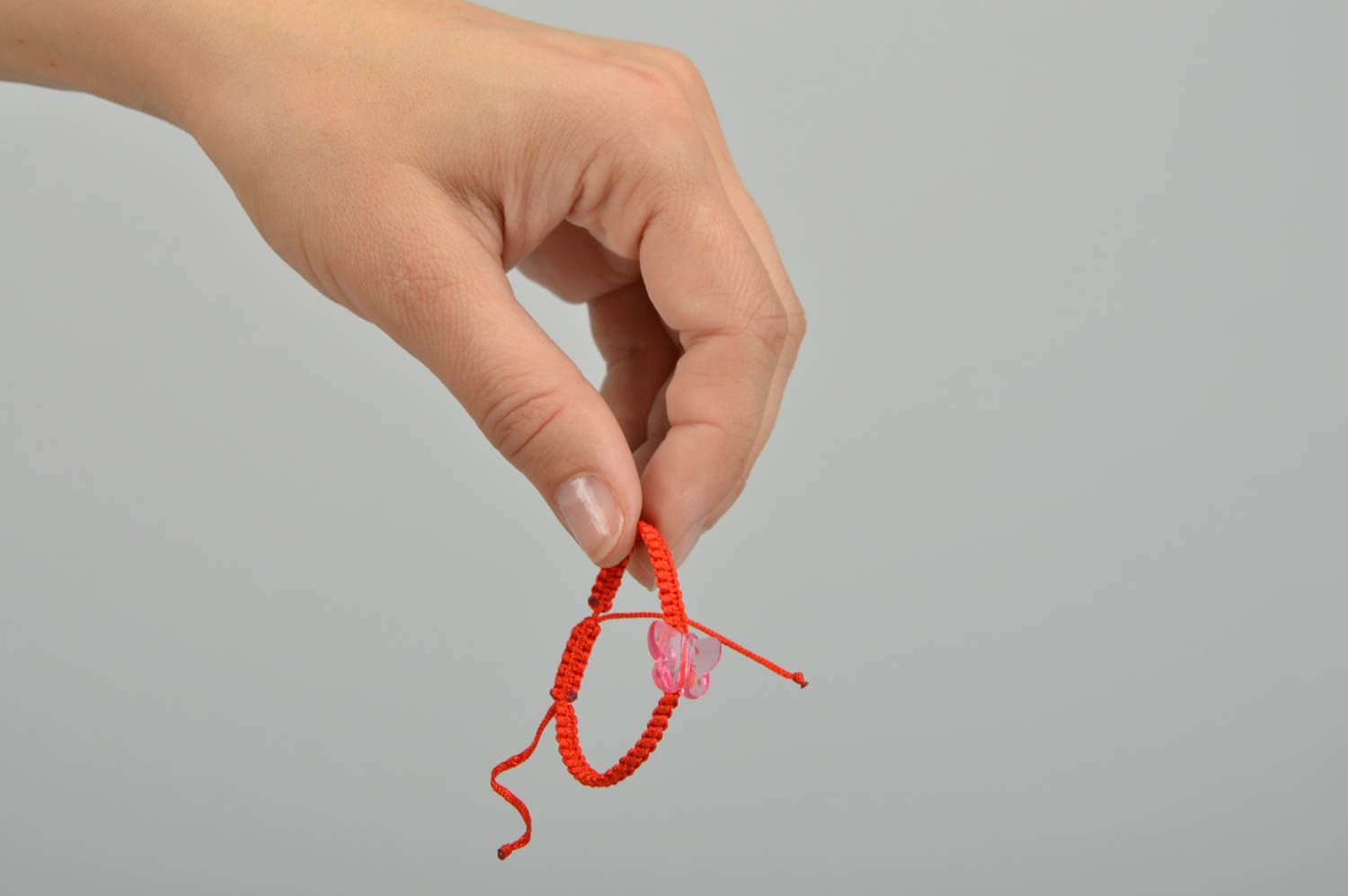 Bracelet tressé en lacet rouge ciré avec perle en forme de papillon fait main photo 2