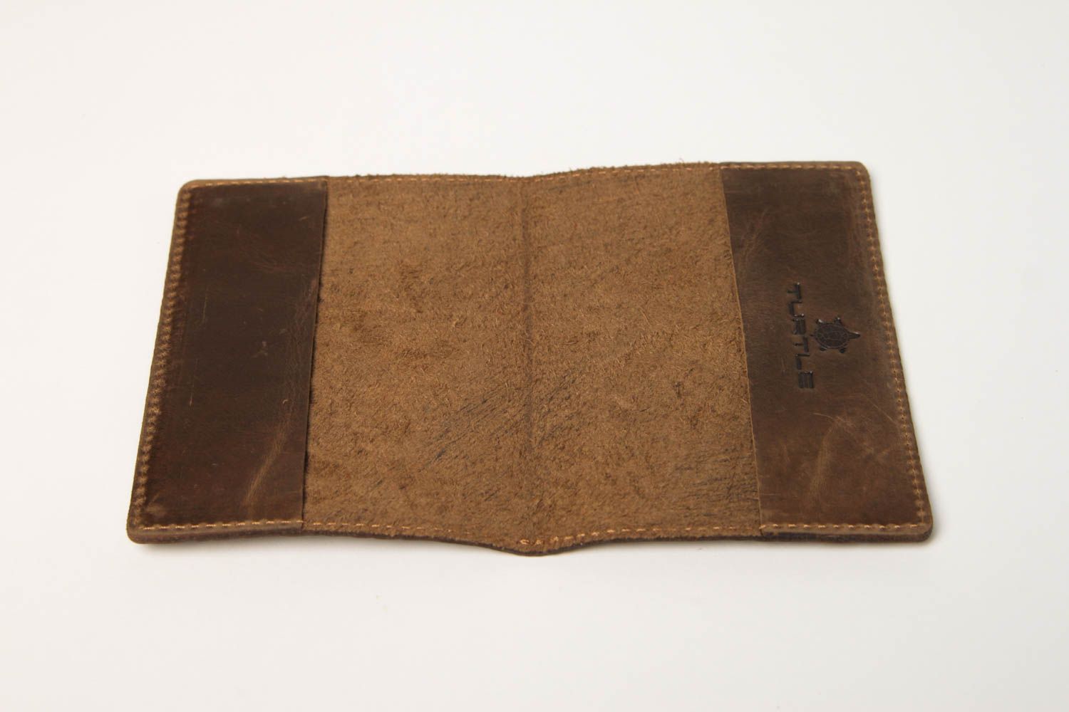 Обложка на паспорт ручной работы необычный подарок темный кожаный аксессуар фото 5