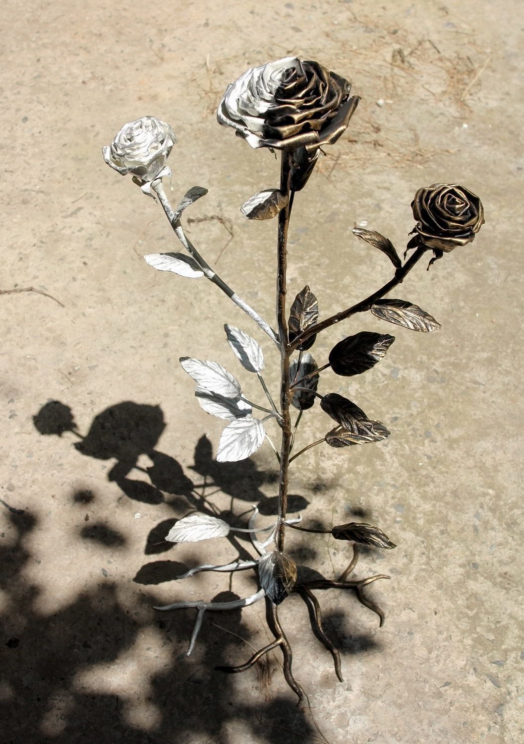 Металлическая скульптура в виде розы Инь-ян фото 5