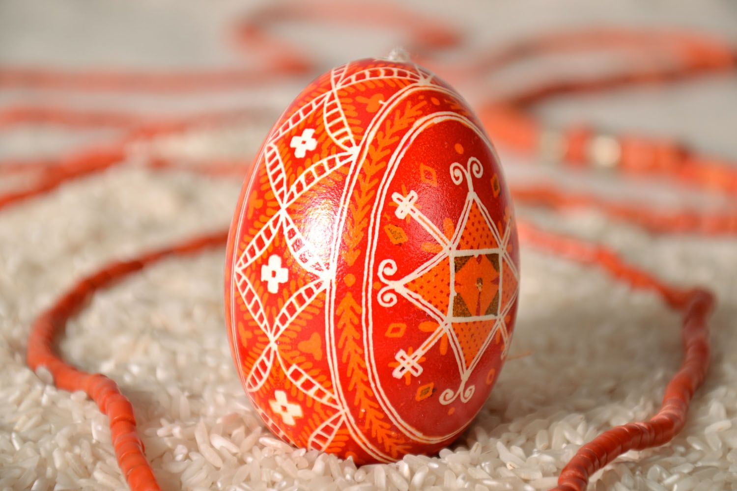 Ovo da Páscoa feito à mão pintado com borla  foto 1