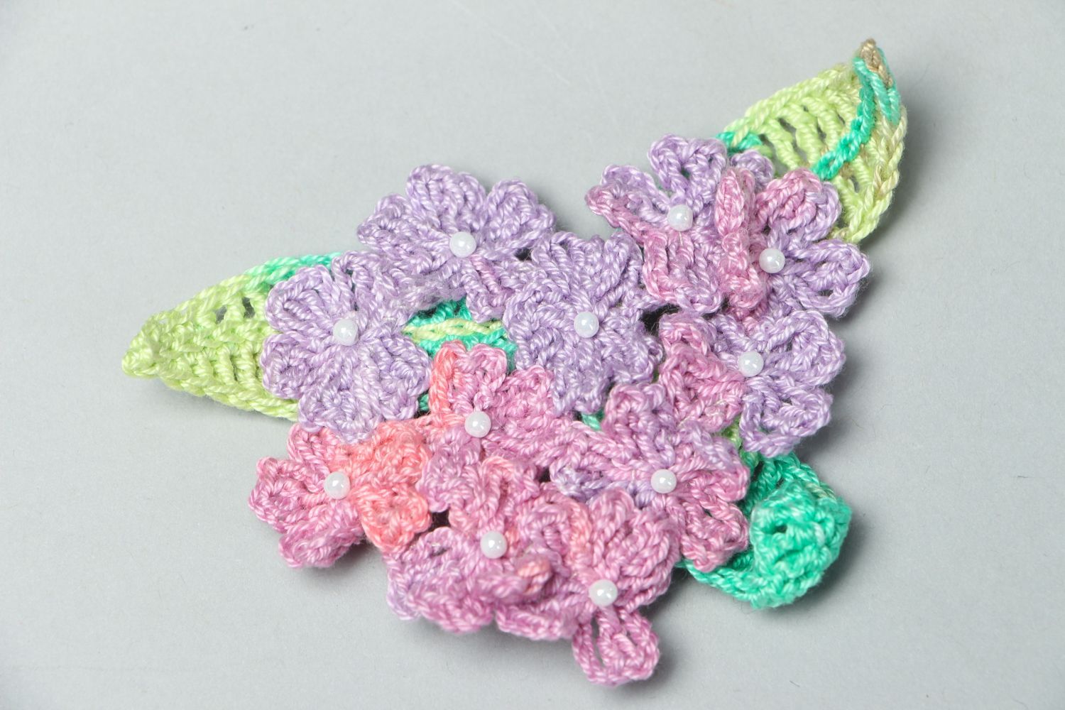 Broche tricotée à l'aide du crochet avec fleurs  photo 1
