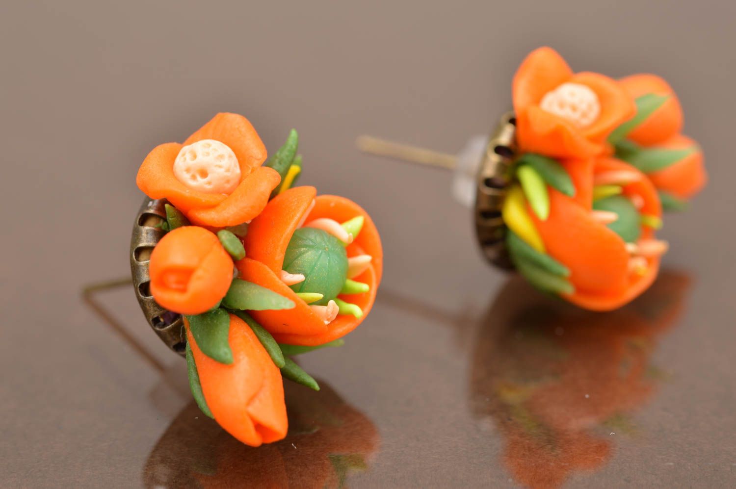 Boucles d'oreilles orange clous avec fleurs en pâte polymère faites main photo 2