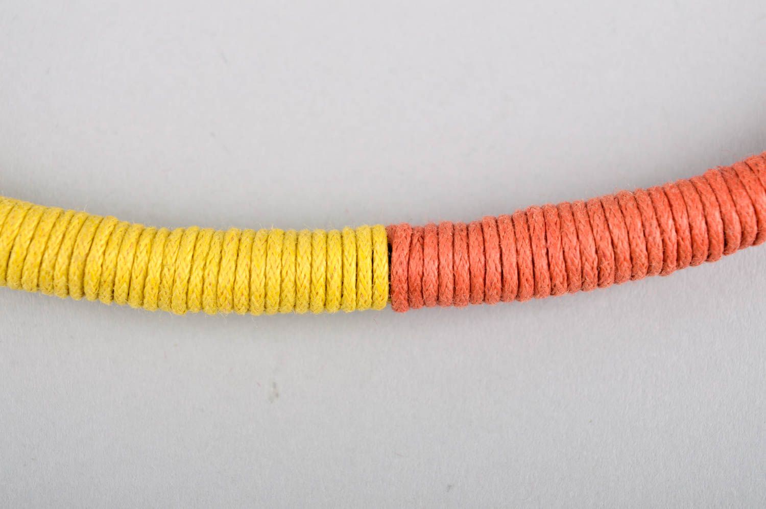 Колье ручной работы колье из веревки украшение на шею разноцветное авторское фото 3
