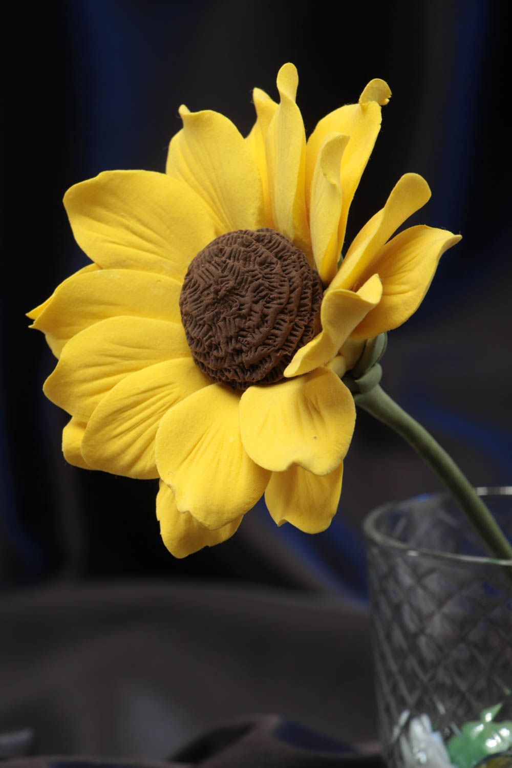 Искусственный цветок из полимерной глины в виде подсолнуха ручной работы фото 1