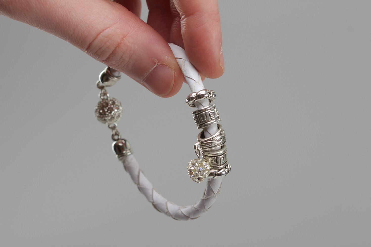 Dünnes weißes handgemachtes Armband aus Kunstleder Geschenk für Frauen foto 5