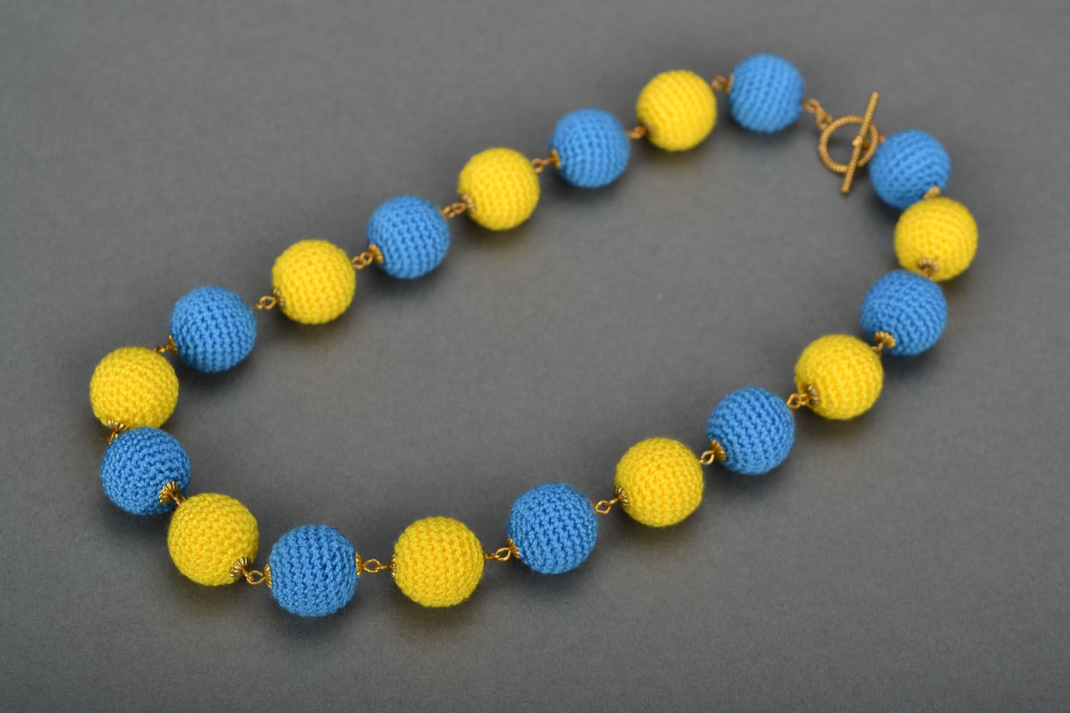 Colar em croché feito à mão com contas em cor amarelo-azul foto 1