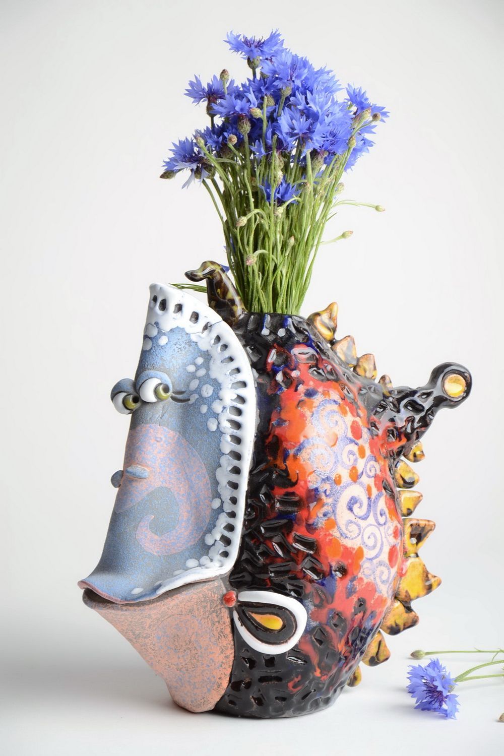 Jarrón de cerámica decorativo con forma de pez pintado con pigmentos artesanal foto 1