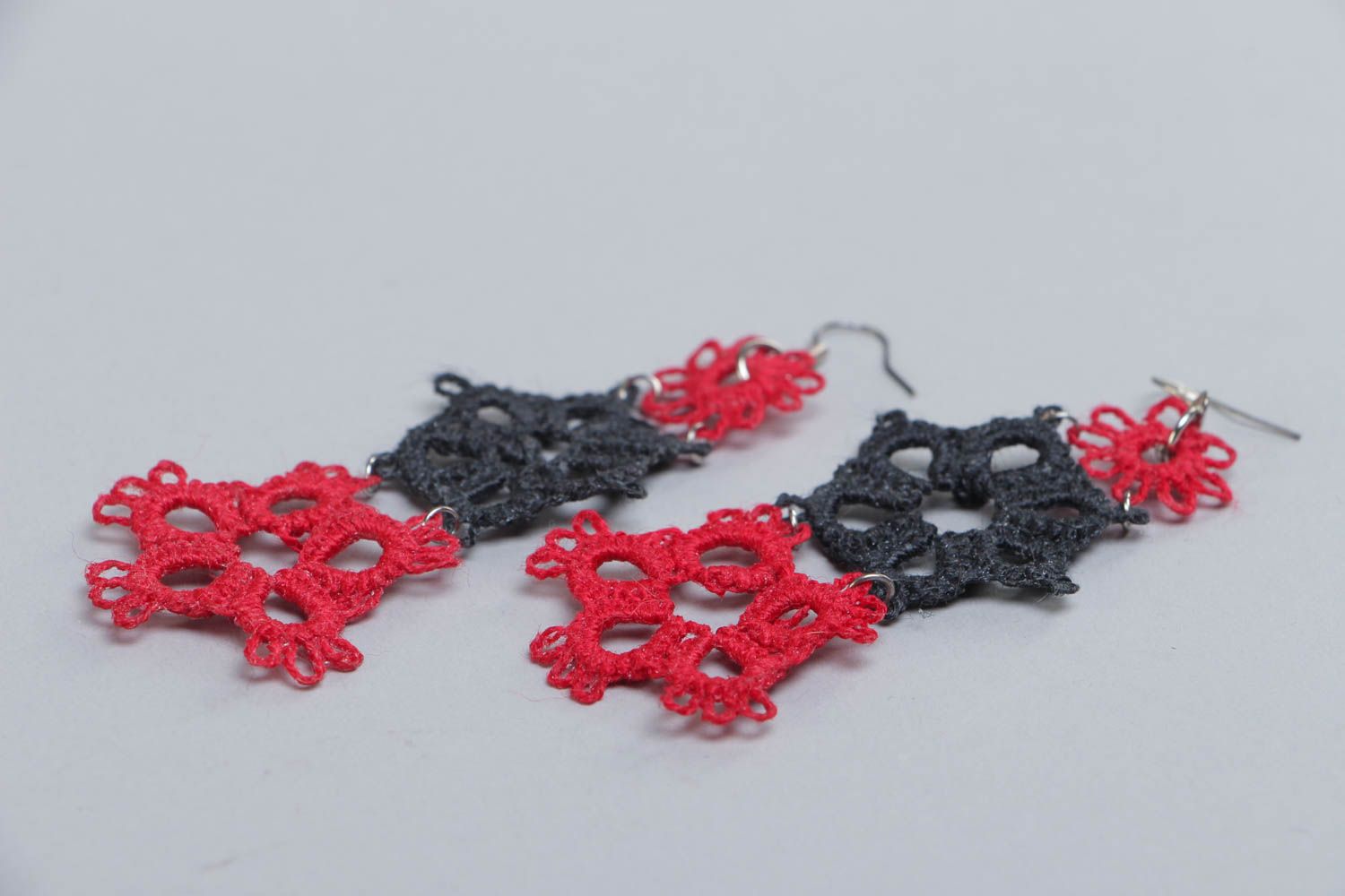 Handmade long tatting woven earrings with red and black flowers photo 3