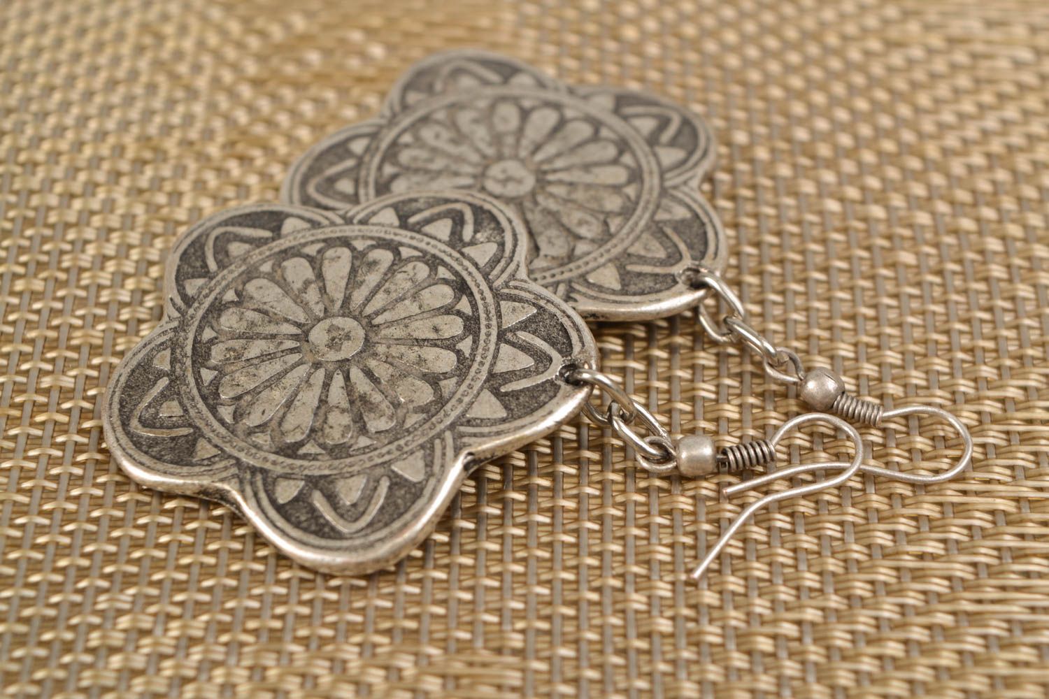 Handgemachte Ohrringe aus Metall in Form von Blumen mit Mustern foto 1